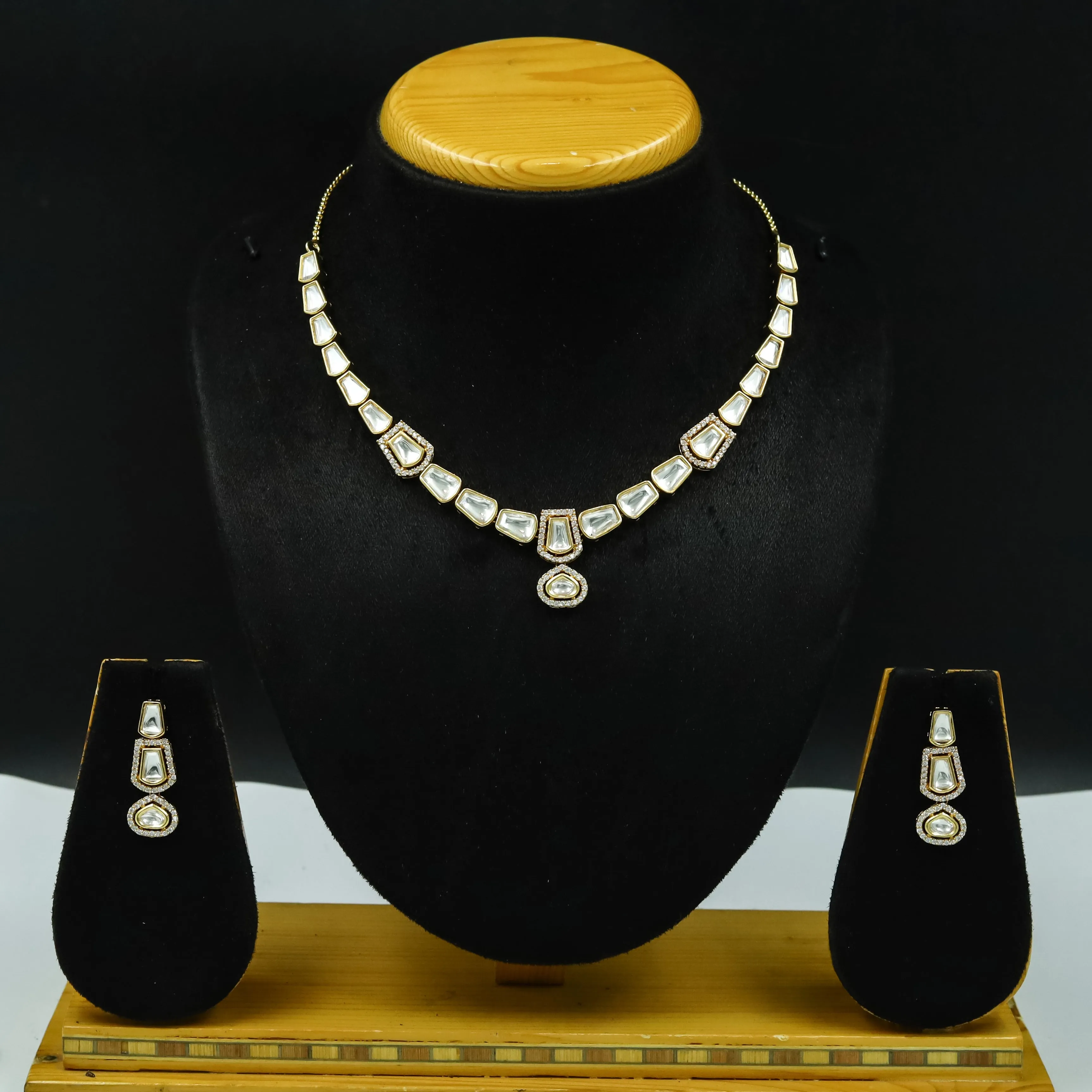 Round Neck Kundan Necklace Set 12936-31