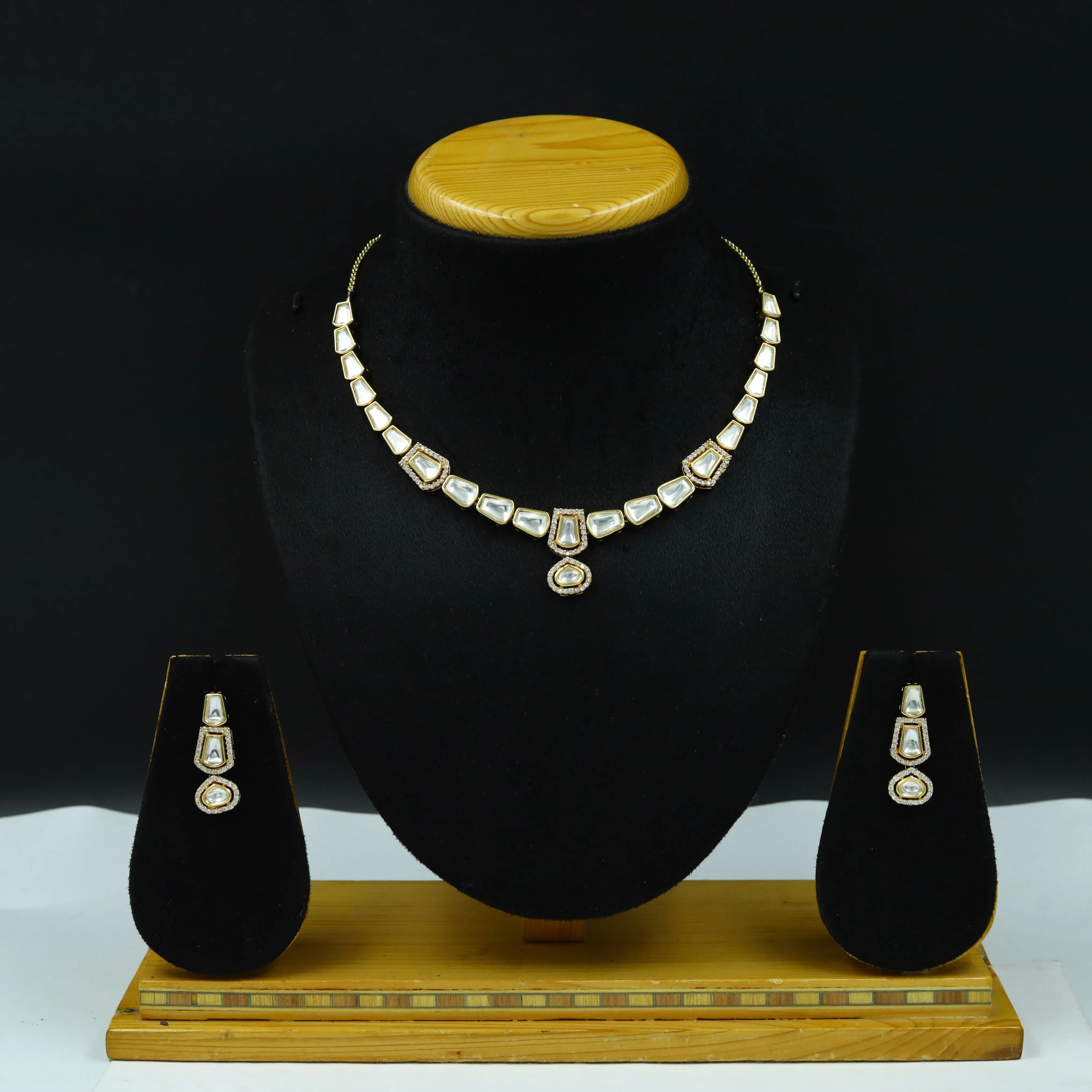 Round Neck Kundan Necklace Set 12936-31